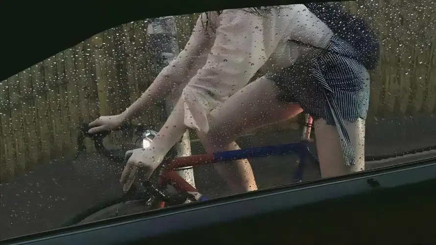 4k车内壁纸-雨天 - 骑单车-动漫女孩「哲风壁纸」
