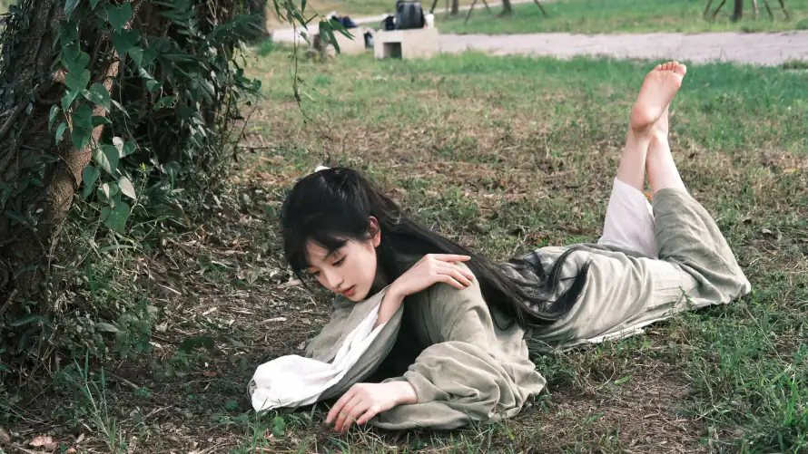 3k惬意壁纸-清新 - 草地-女明星「哲风壁纸」