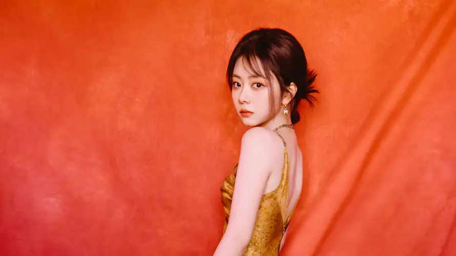 5k女明星壁纸-谭松韵 - 性感写真-金色吊带裙「哲风壁纸」