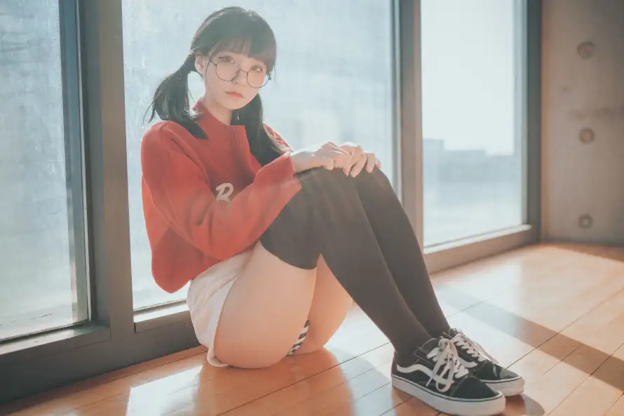 6k少女壁纸-美女 - 可爱女生-室内坐姿「哲风壁纸」