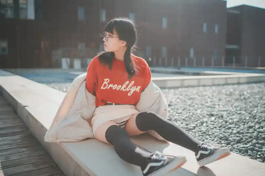 6k少女壁纸-美女 - 户外坐姿-红衣少女「哲风壁纸」