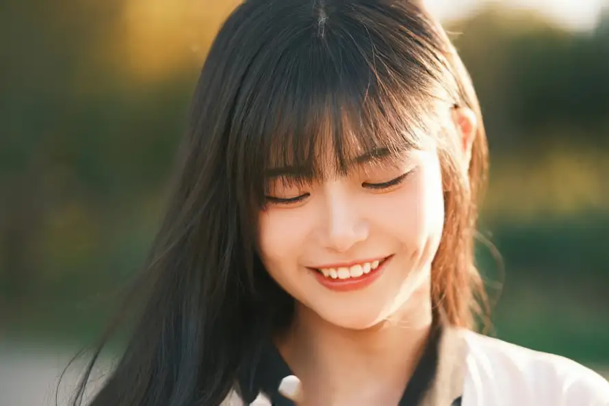 4k少女壁纸-自然 - 少女微笑-户外阳光「哲风壁纸」