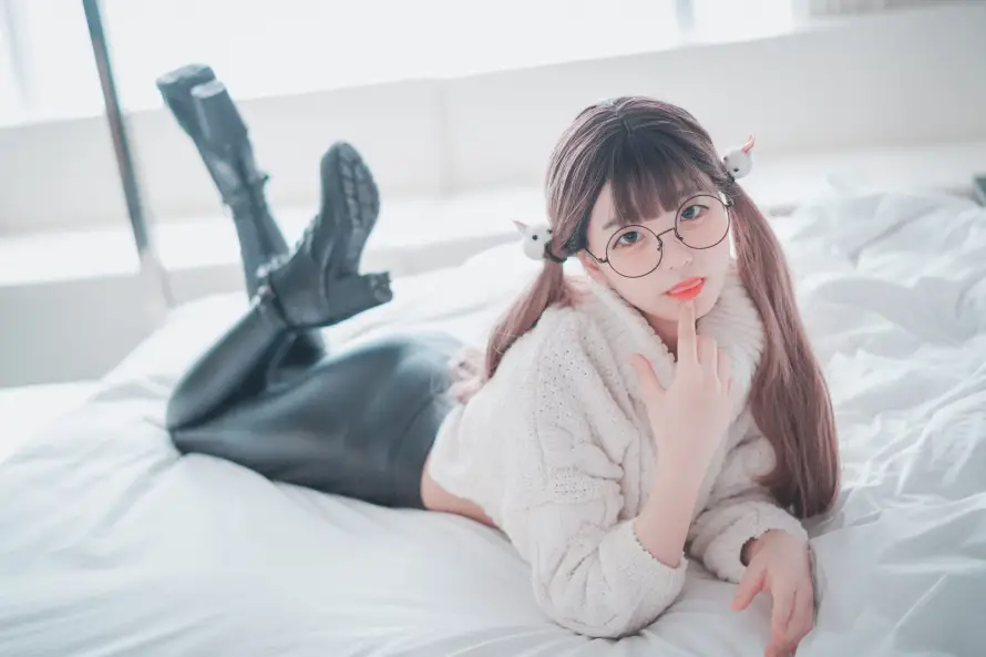 2k少女壁纸-床上 - 时尚-眼镜「哲风壁纸」