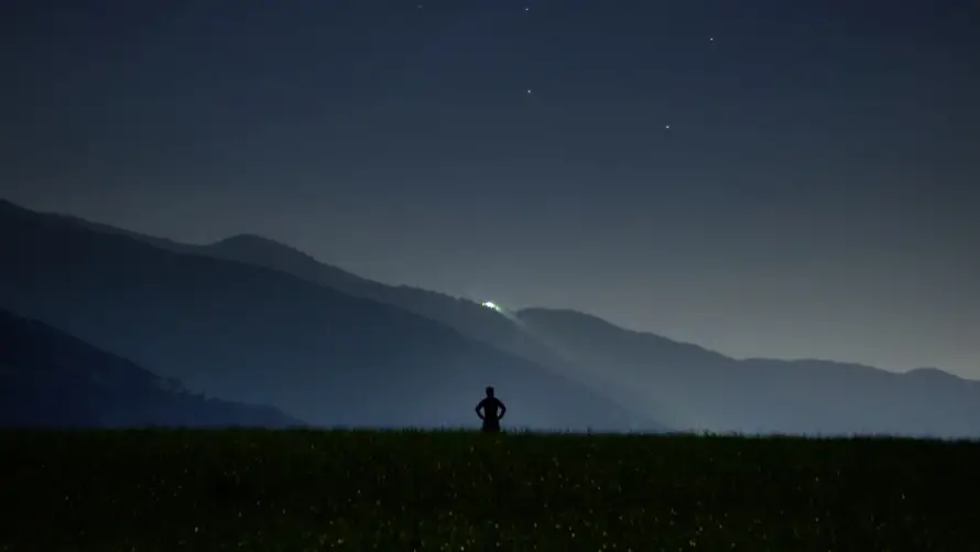 4k人物壁纸-孤影 - 旷野-星空「哲风壁纸」