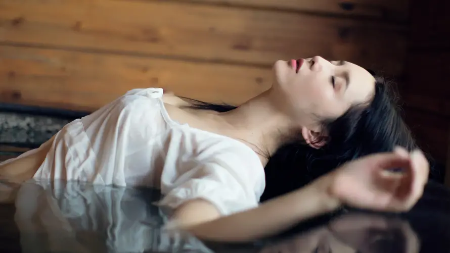 4k女生壁纸-清新 - 背景-躺姿「哲风壁纸」
