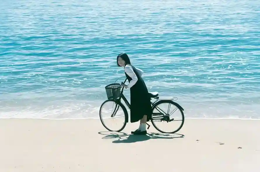 2k女孩壁纸-晴天 - 海边-蓝色「哲风壁纸」