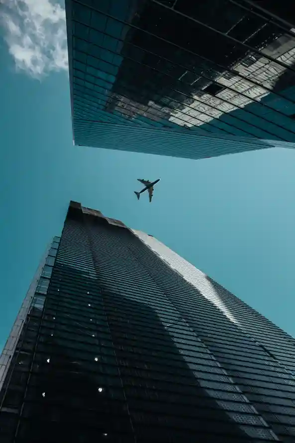 4k掠影壁纸 - 飞机 - 高空 - 城市建筑「哲风壁纸」