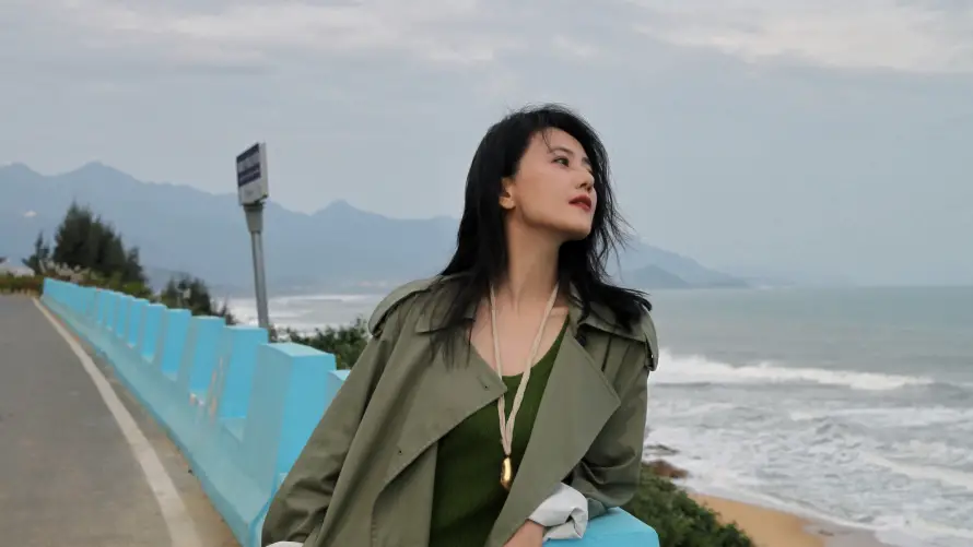 4k女神壁纸-户外 - 风衣-女明星「哲风壁纸」