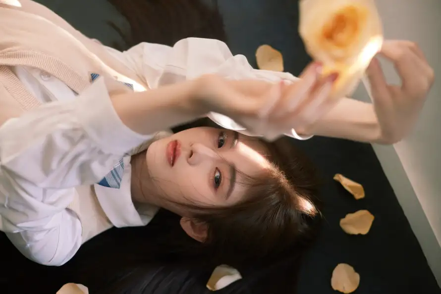 4k明星壁纸-花瓣 - 躺姿-鞠婧祎「哲风壁纸」