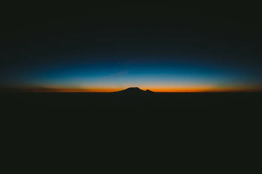 4k夕阳壁纸-夜空 - 山峦-天际线「哲风壁纸」
