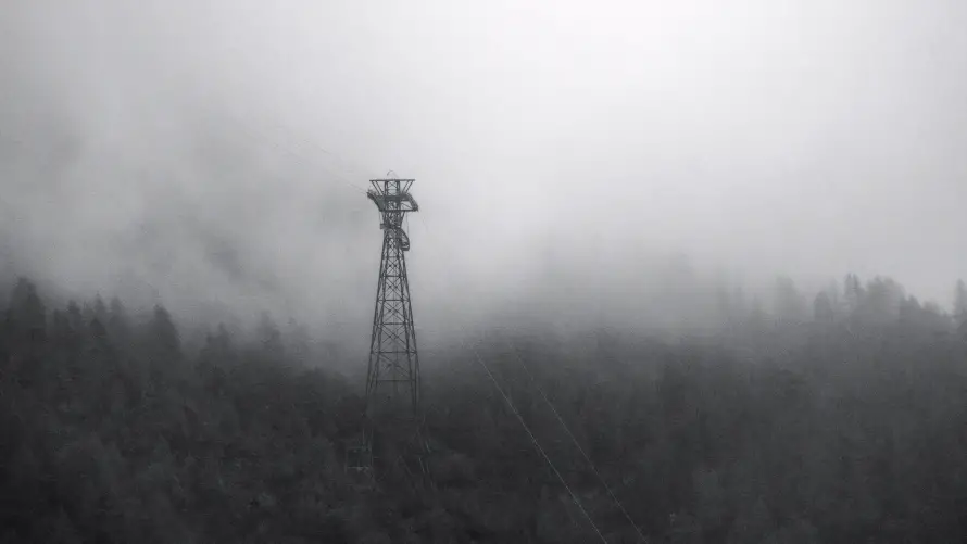 4k景致壁纸-塔 - 森林-雾景「哲风壁纸」