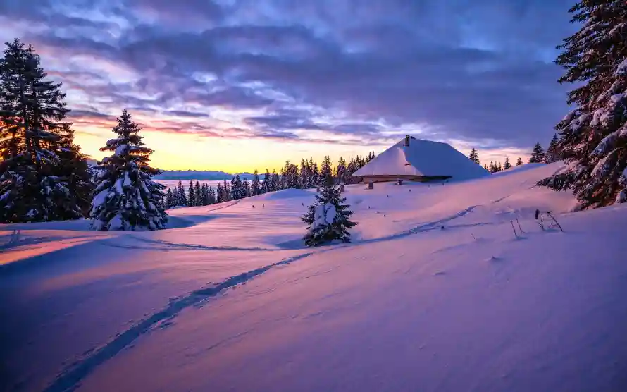 4k晨光壁纸-雪地 - 冬日晨光-小屋雪景「哲风壁纸」