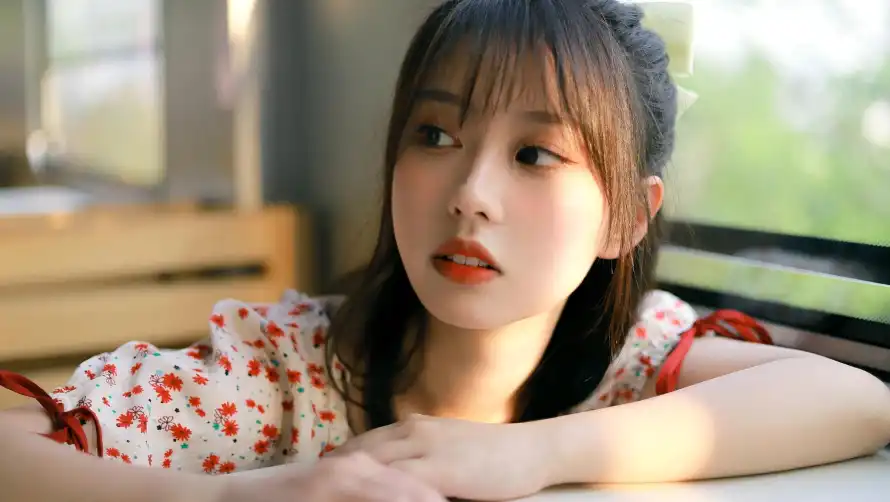2k美女壁纸-魅力 - 室内窗边-碎花上衣「哲风壁纸」 2k美女壁纸-魅力 - 室内窗边-碎花上衣「哲风壁纸」