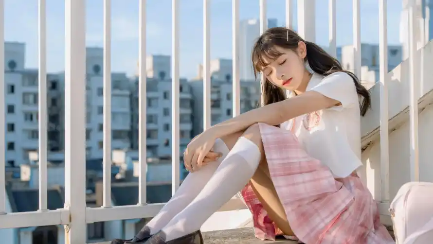 2k活力壁纸-青春 - 城市背景-少女阳台「哲风壁纸」