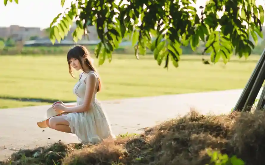 2k美女壁纸-自然 - 户外草地-树下场景「哲风壁纸」