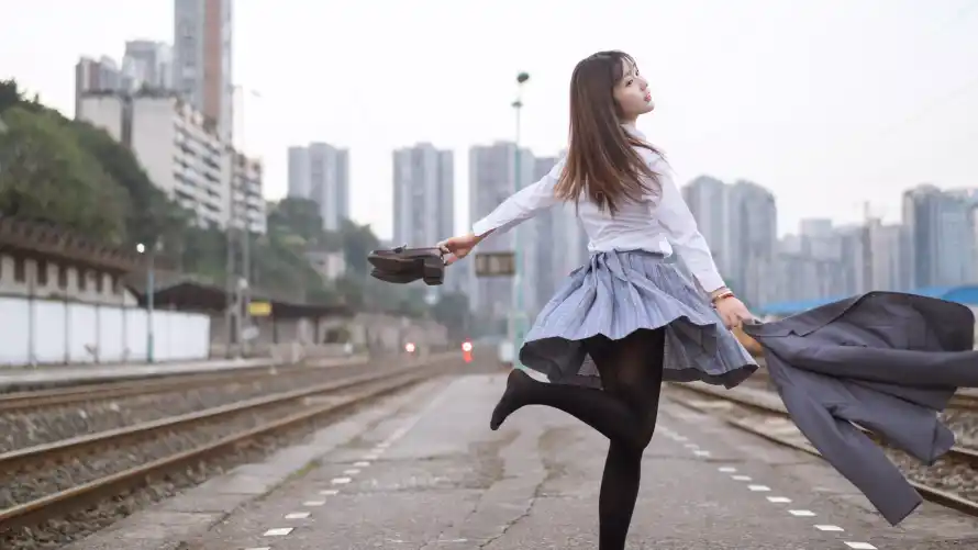 4k动感壁纸-少女 - 活泼-城市铁轨「哲风壁纸」