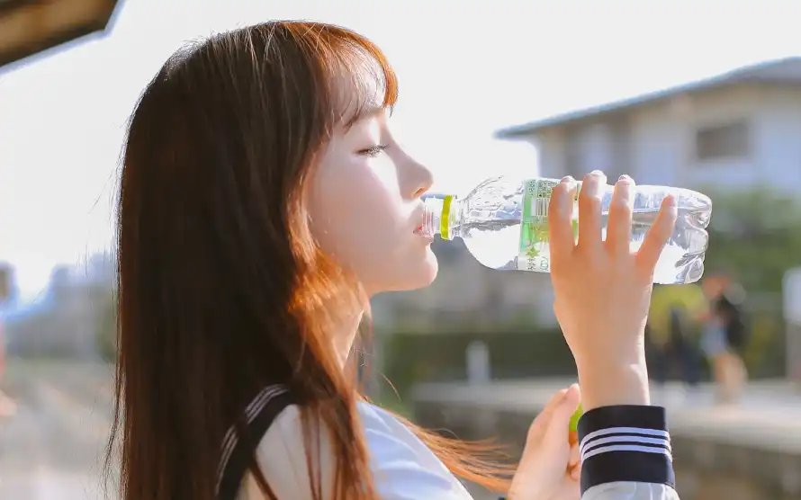 2k日系壁纸-美女 - 喝水瞬间-户外场景「哲风壁纸」
