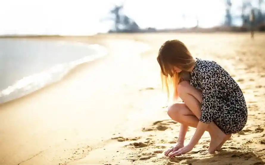 2k海滩壁纸-美女 - 夏日海景-夕阳沙滩「哲风壁纸」