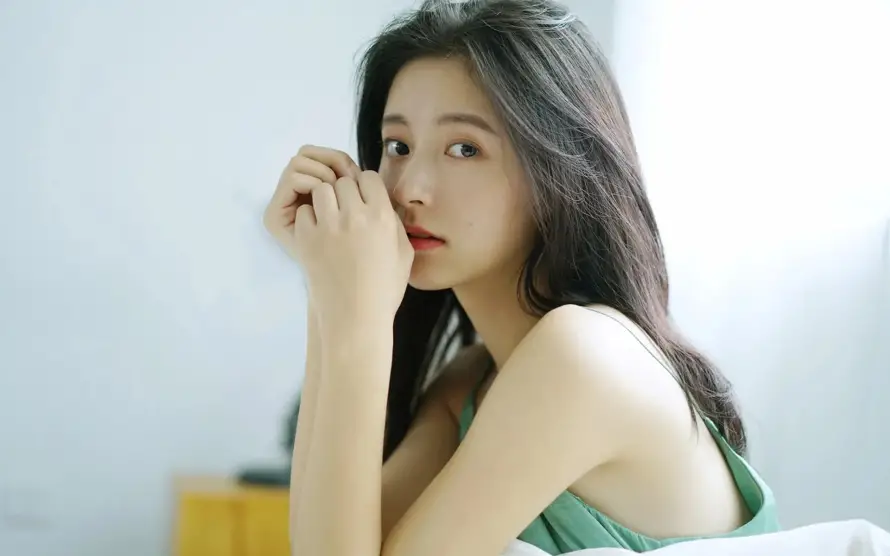 2k清纯壁纸-美女 - 室内背景-清新氛围「哲风壁纸」
