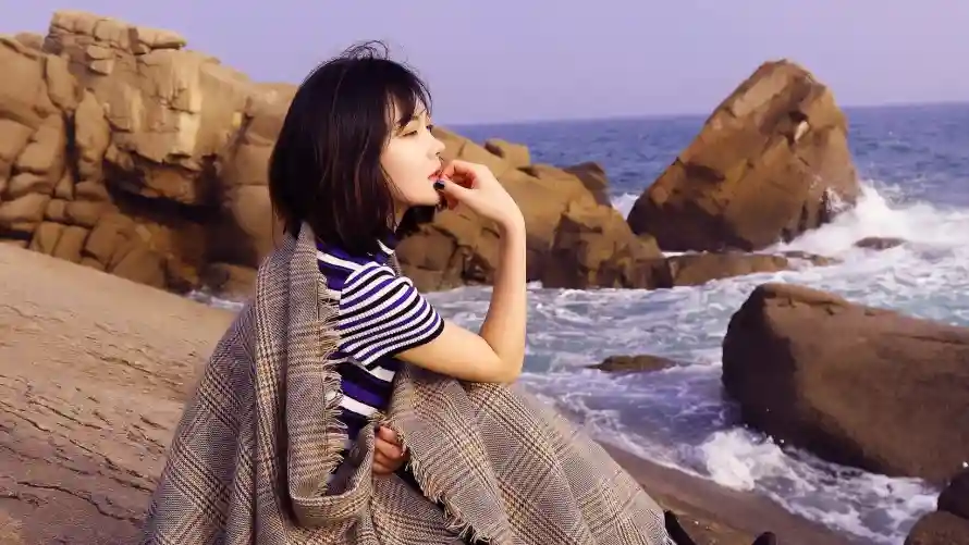 2k海边壁纸-美女 - 少女写真-岩石海浪「哲风壁纸」