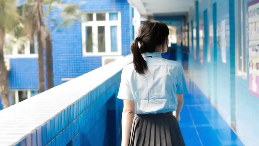 2k美女壁纸-青春 - 少女背影-校园走廊「哲风壁纸」