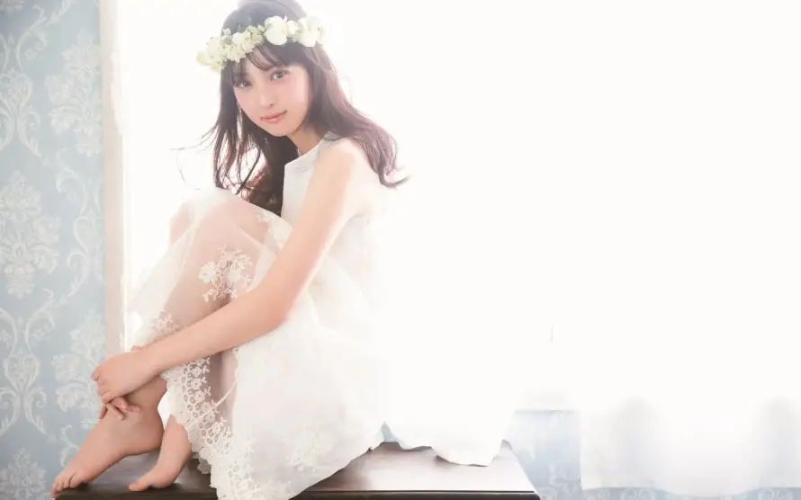 2k清纯壁纸-美女 - 室内写真-少女花环「哲风壁纸」