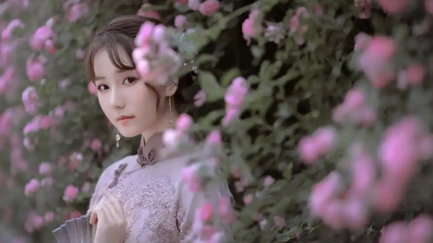 2k美女壁纸-迷人 - 清新写真-粉色花丛「哲风壁纸」