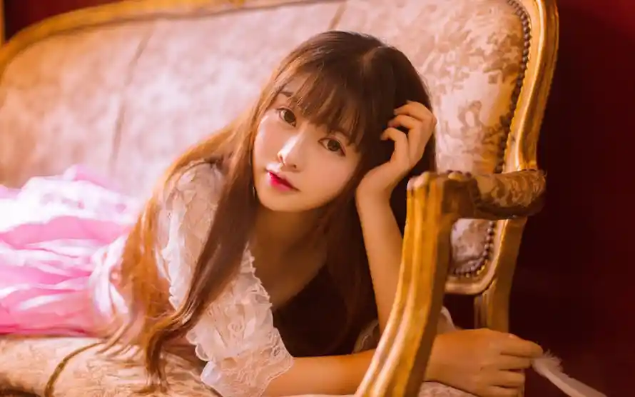 2k沙发壁纸-美女 - 迷人-长发「哲风壁纸」