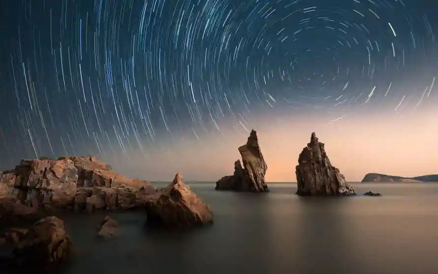 4k星轨壁纸-礁石 - 夜空轨迹-延迟摄影「哲风壁纸」