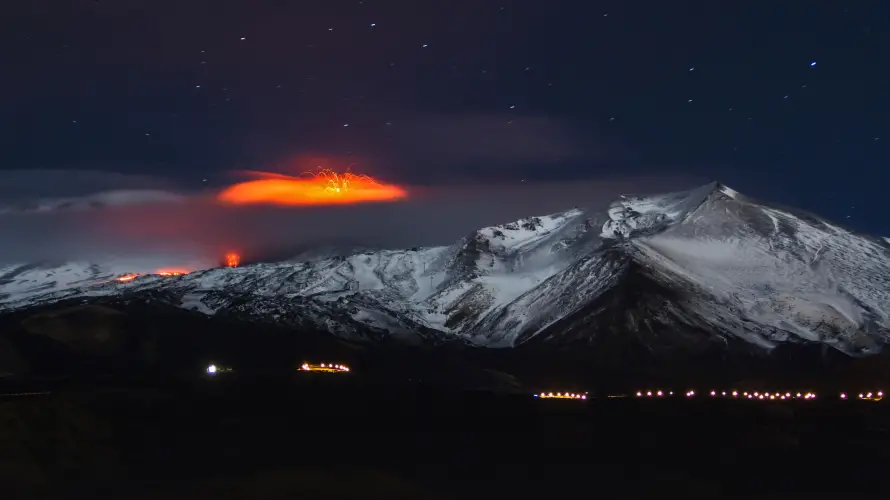 4k夜景壁纸-星空 - 火山-熔岩「哲风壁纸」