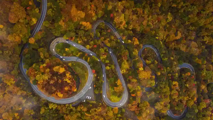 4k秋景壁纸-自然 - 俯瞰视角-公路风景「哲风壁纸」