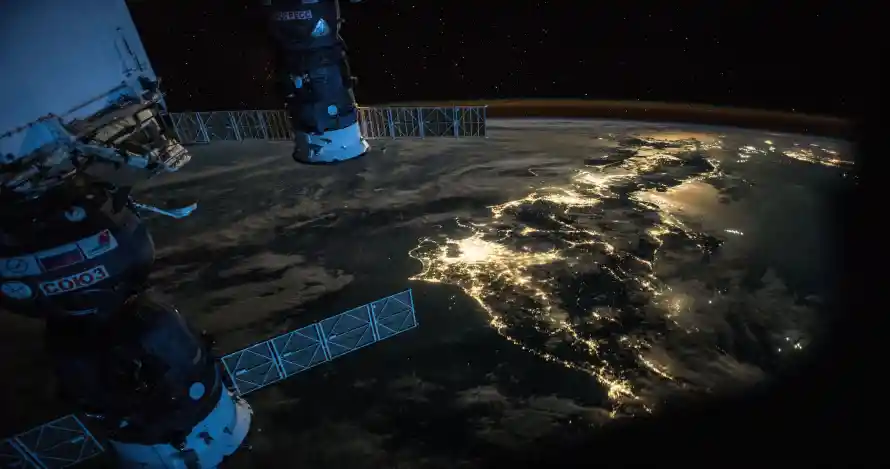4k科幻壁纸-艺术 - 太空站-地球夜景「哲风壁纸」
