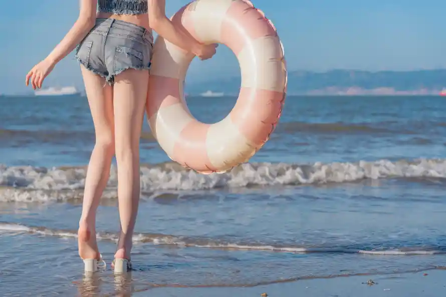 8k夏日海滩壁纸-夏日美腿 - 少女泳圈-海滩少女「哲风壁纸」
