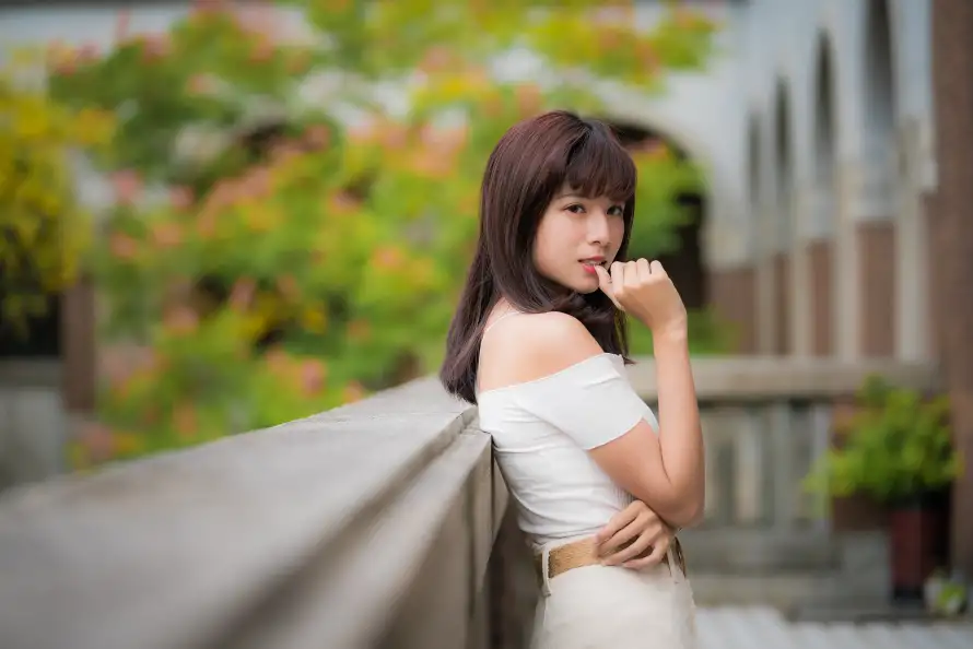 5k模特壁纸-美女 - 庭院背景-户外场景「哲风壁纸」