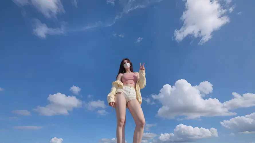 4k仰拍视角壁纸-夏日晴空 - 夏日美女-户外写真「哲风壁纸」