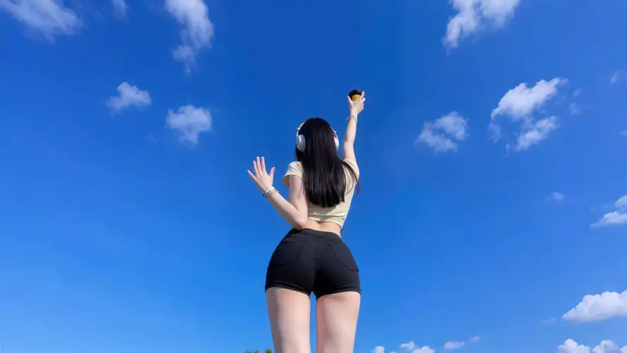 4k举杯壁纸-美腿 - 夏日晴空-背影美腿「哲风壁纸」