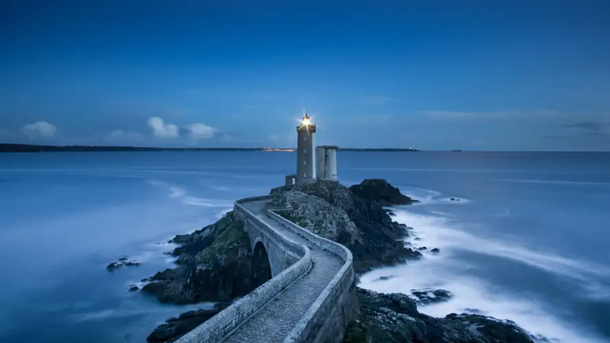 5k夜景壁纸-海景 - 灯塔-岩石海岸「哲风壁纸」