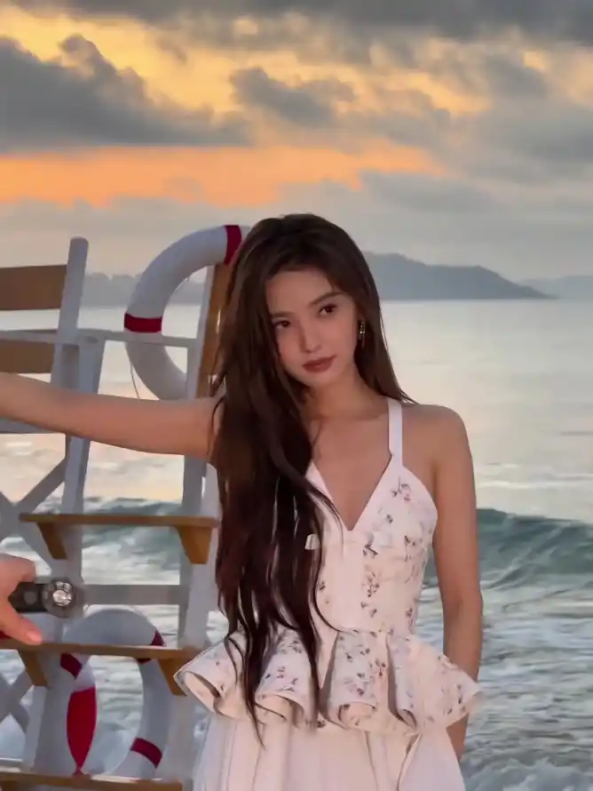 4k美女壁纸 - 章若楠 - 夏日海边 - 夕阳沙滩「哲风壁纸」