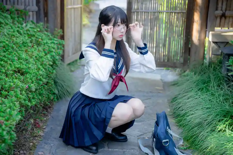 4k校服壁纸-眼镜 - 校园风-jk制服「哲风壁纸」