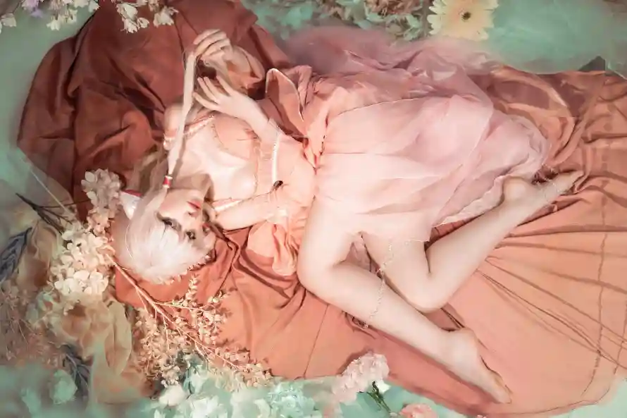 3k性感壁纸-花丛 - 躺姿-cos「哲风壁纸」