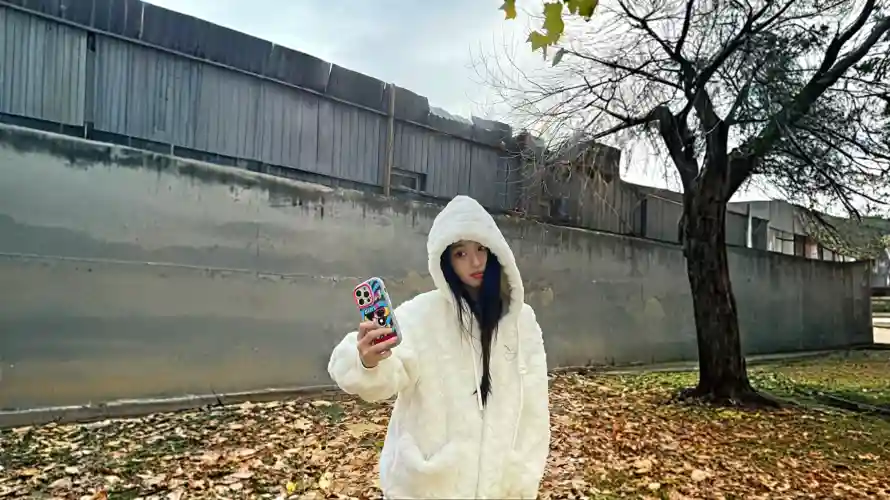 2k美女壁纸-王楚然 - 围墙场景-户外自拍「哲风壁纸」