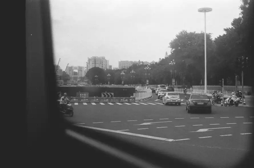 3k胶片壁纸-街景 - 车流-道路「哲风壁纸」