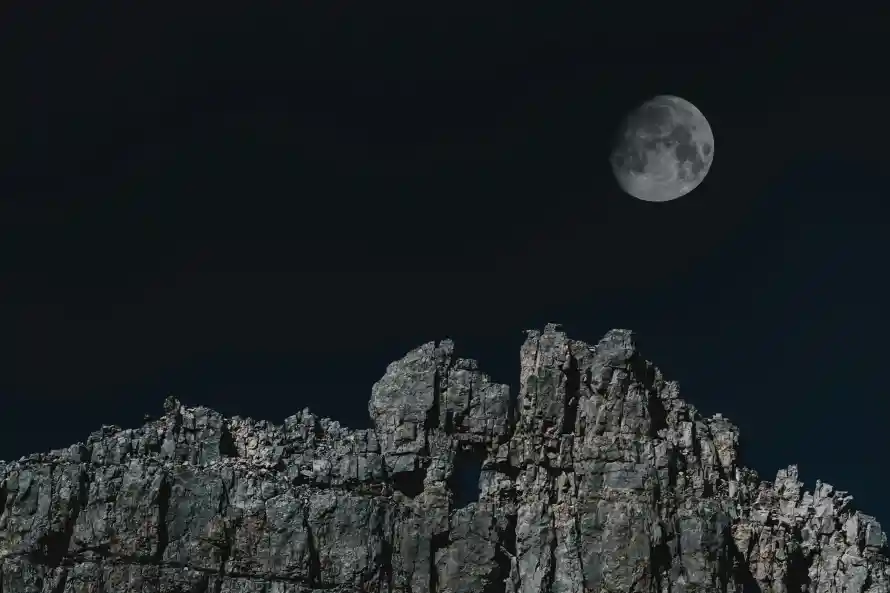 4k夜景壁纸-夜空 - 山峰-岩石「哲风壁纸」