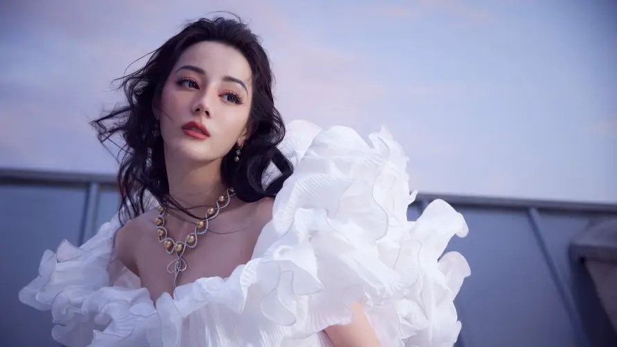 5k优雅壁纸-卷发 - 项链-女明星「哲风壁纸」