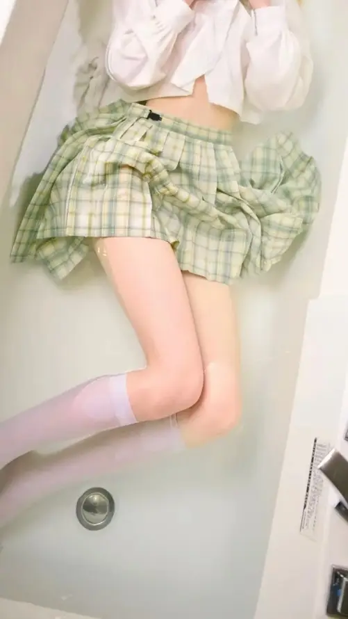 4k美女壁纸 - 手机壁纸 - 浴室场景 - 白色上衣「哲风壁纸」