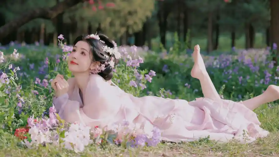 2k古装壁纸-古风 - 美女-花海「哲风壁纸」