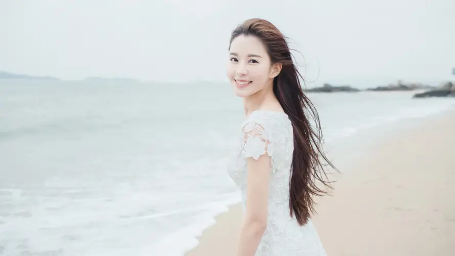 2k微笑壁纸-海浪 - 海滩-美女「哲风壁纸」