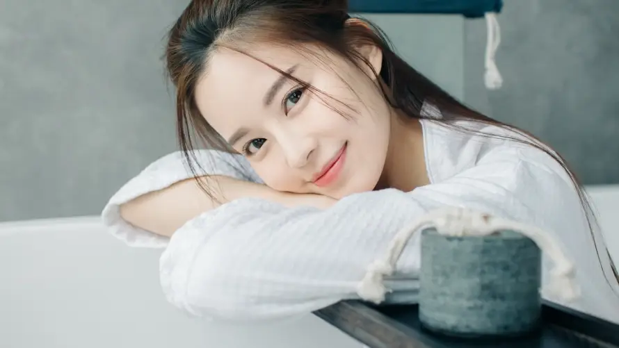 2k微笑壁纸-浴室 - 白衣-美女「哲风壁纸」