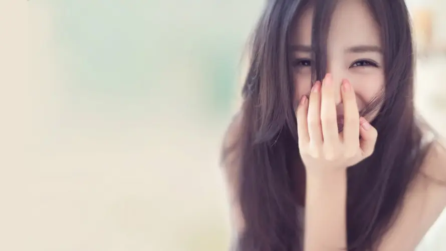 2k微笑壁纸-美女 - 掩面微笑-柔和背景「哲风壁纸」