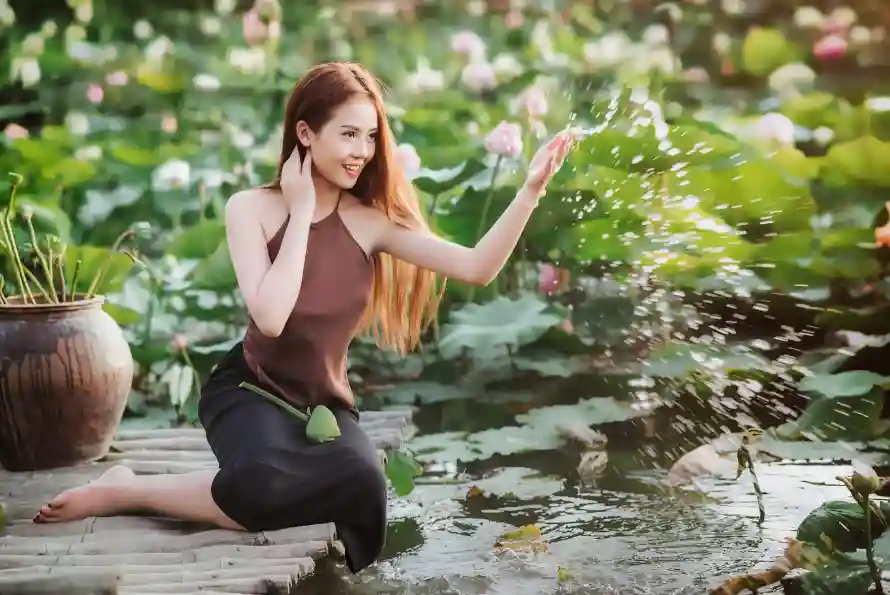 2k微笑壁纸-美女 - 荷花-木栈道「哲风壁纸」